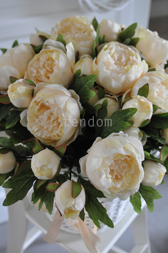 bogaty kosz z kremowymi piwoniami Provance, 50x50cm  