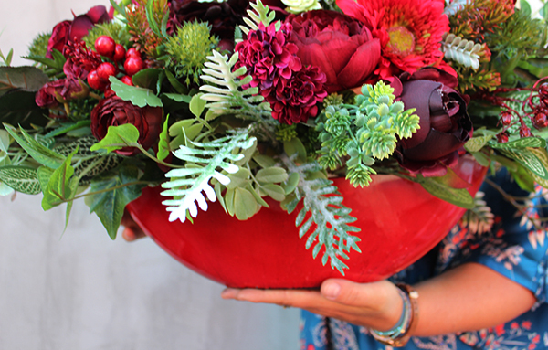 Augustyna Red kompozycja kwiatowa w czerwonym naczyniu, dł.70cm