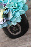 kompozycja kwiatowa / bukiet Flowerbox, Hortense Blue wys.28cm