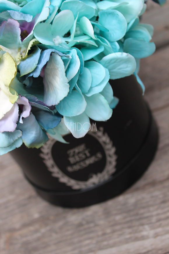 kompozycja kwiatowa / bukiet Flowerbox, Hortense Blue wys.28cm