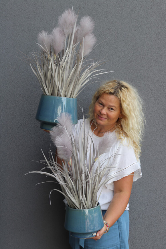 Kathy Blue, sztuczna trawa w miedzianej donicy