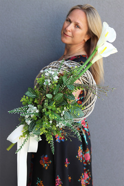 Reginna Biel, wieniec nagrobny z kallami, dł.80cm, śr.28cm 