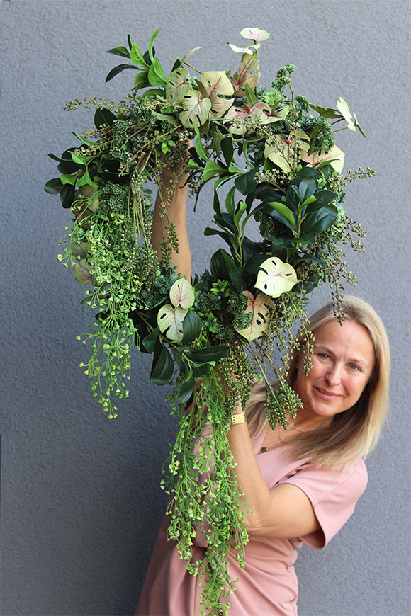 Zielona Kraina, zielony wianek na drzwi z monsterą