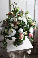 Baronessa 2, bogata kompozycja kwiatowa w złotym, patynowanym pucharze, wys.60cm 