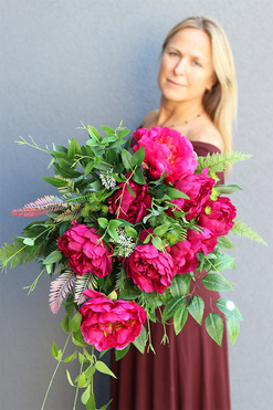 Luiza Deluxe, bukiet nagrobny z peoniami we wkładzie, dł.51/76cm