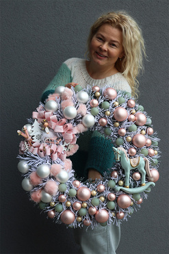 Pudrowa Kraina, świąteczny wianek z konikiem, śr.50cm  