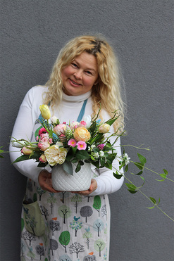 Romana, kompozycja kwiatowa w białej doniczce, wym.27x32x57cm