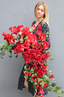 Czerwone Dni, girlanda nagrobna z różami