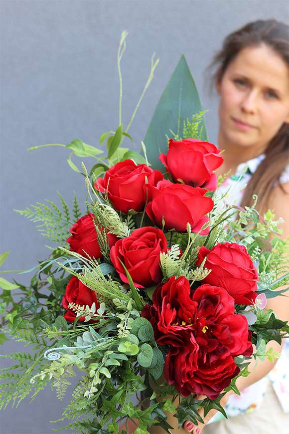 Luiza Aggio Red, bukiet nagrobny z różami