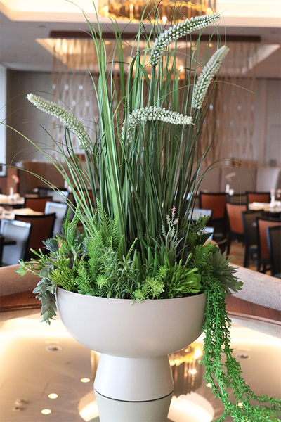 Verde Hotels, kompozycja z trawami kwitnącymi w beżowym pucharze