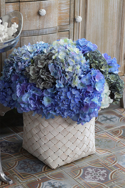 Fortuna Blue, hortensje w plecionym koszu, wys.54cm 