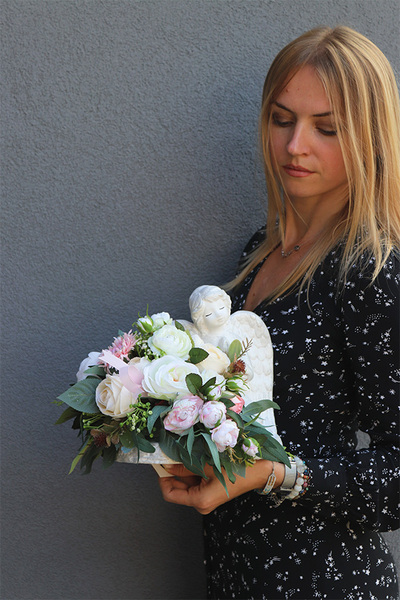 Biały Anioł 2, dekoracja nagrobna z betonowym aniołem	