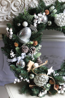 Srebrna Ballada Scandi, świąteczny wianek na drzwi