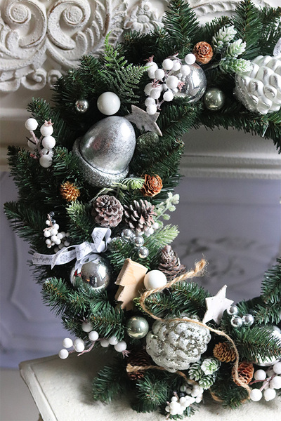 Srebrna Ballada Scandi, świąteczny wianek na drzwi