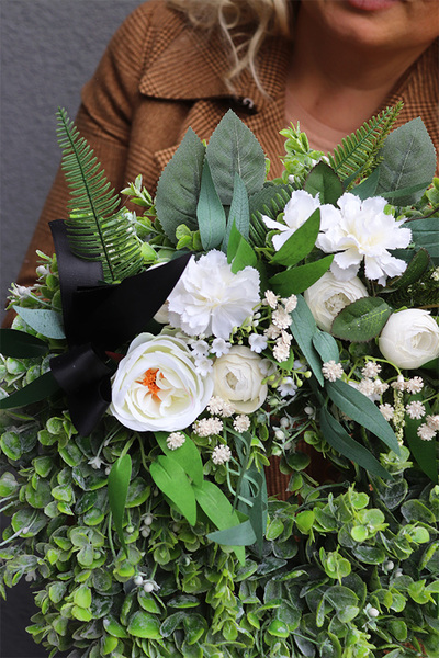 White Flowers, biały wieniec nagrobny