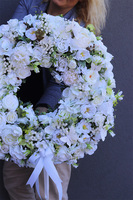 Innocence, dekoracyjny wianek z białymi kwiatami