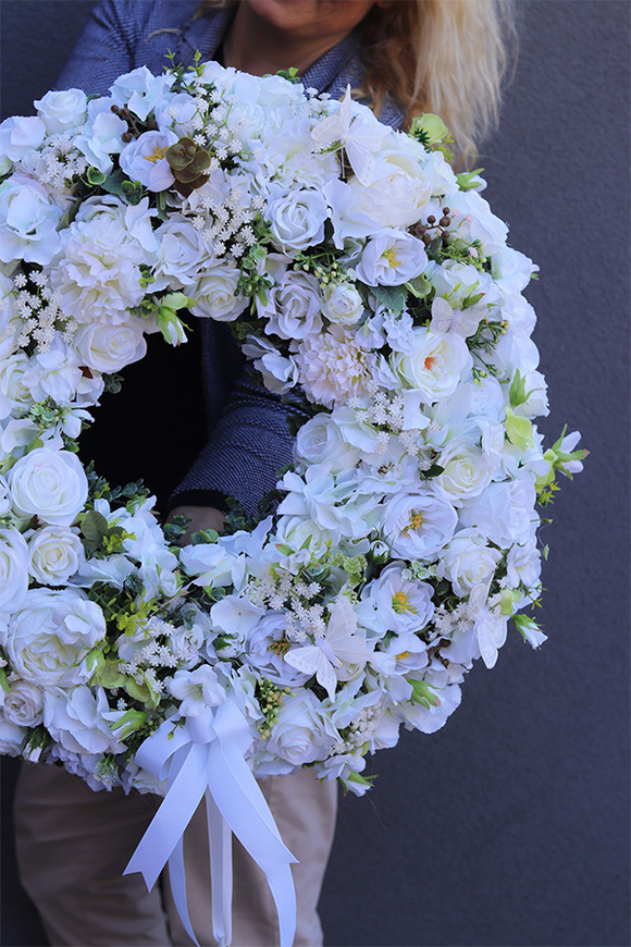 Innocence, dekoracyjny wianek z białymi kwiatami