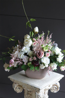 Neolita Beige, kompozycja kwiatowa w naczyniu