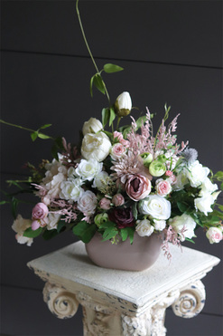 Neolita Beige, kompozycja kwiatowa w naczyniu, wym.27x45cm