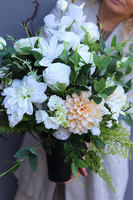 Angelo White Lux, nowoczesny bukiet nagrobny we wkładzie