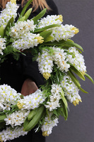 Białe Hiacynty, wiosenny wianek na drzwi