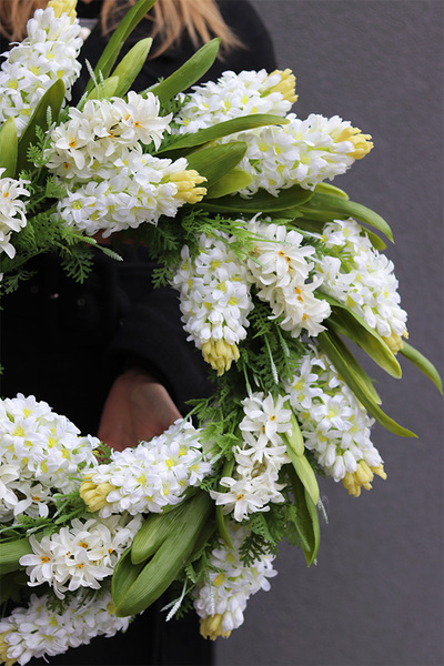 Białe Hiacynty, wiosenny wianek na drzwi