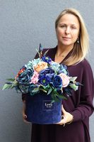 Flamenco Blue Velvet, granatowy flowerbox z kolorowymi kwiatami