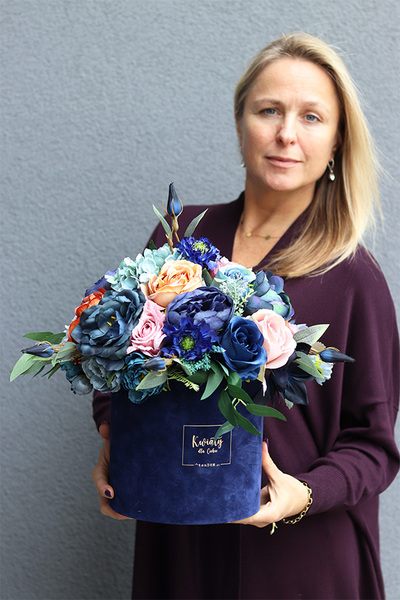 Flamenco Blue Velvet, granatowy flowerbox z kolorowymi kwiatami
