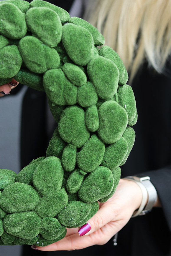 dekoracyjny wianek z ciemnego Mchu, śr.33cm