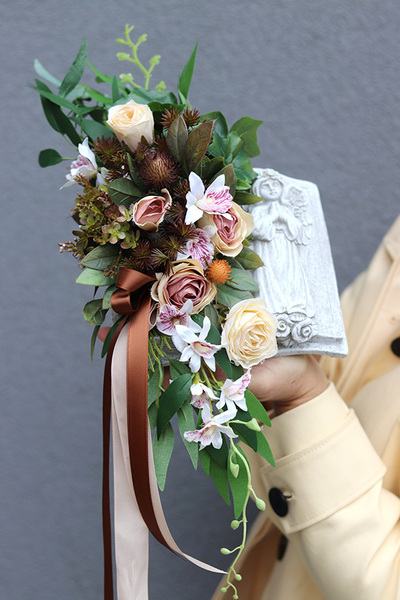 Nedure Bookstory, dekoracja nagrobna z księgą	