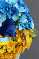 wianek na drzwi z orchideą i żonkilami, Ukraina 2