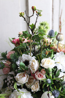 Baronessa 2, bogata kompozycja kwiatowa w złotym, patynowanym pucharze, wys.60cm 