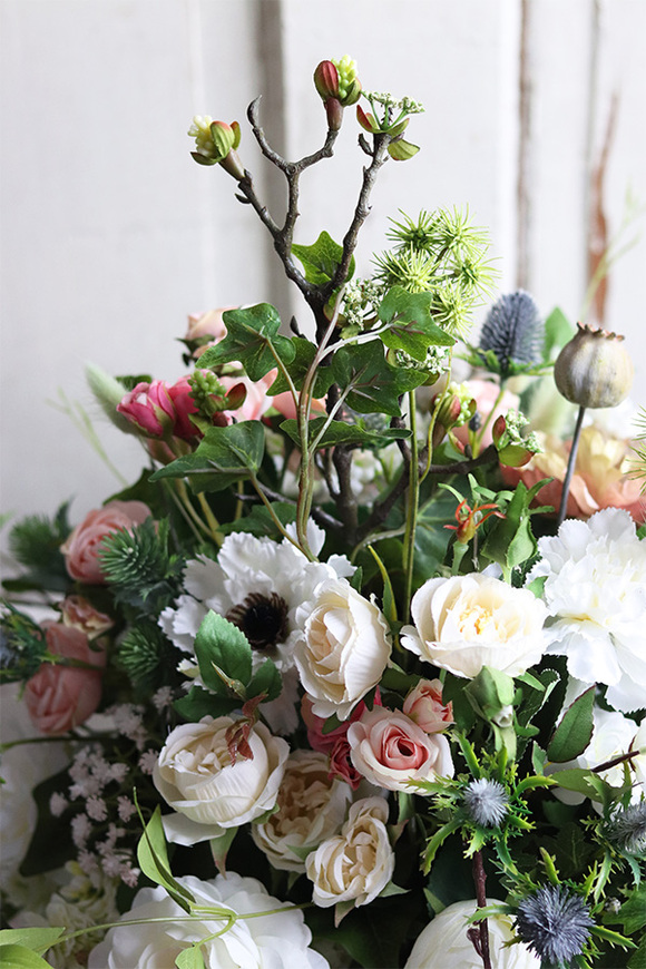 Baronessa 2, bogata kompozycja kwiatowa w złotym, patynowanym pucharze, wys.60cm 