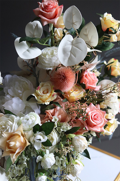 Ateneum, kompozycja kwiatowa w naczyniu