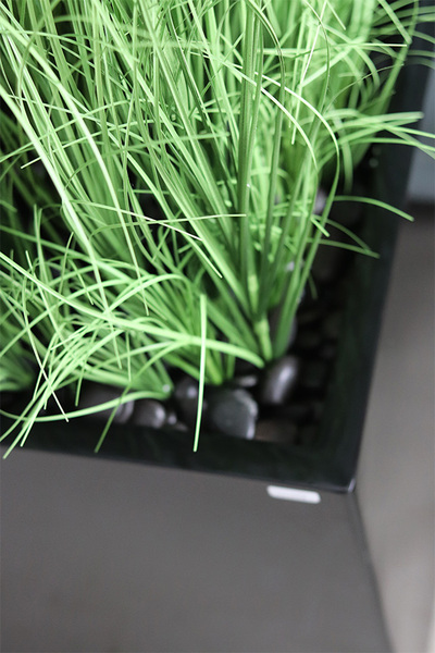 Fiberglass Grande Premium, sztuczne trawy w czarnej donicy, wys.110cm