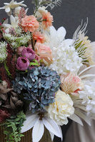 Vivaldi, nowoczesna dekoracja kwiatowa w złotym naczyniu