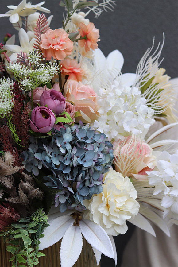 Vivaldi, nowoczesna dekoracja kwiatowa w złotym naczyniu