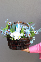 Ave Maryja, kompozycja nagrobna w koszu