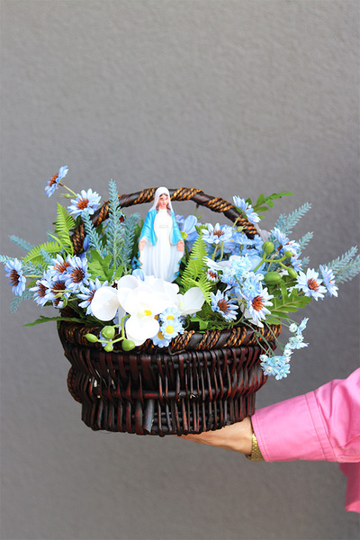 Ave Maryja, kompozycja nagrobna w koszu