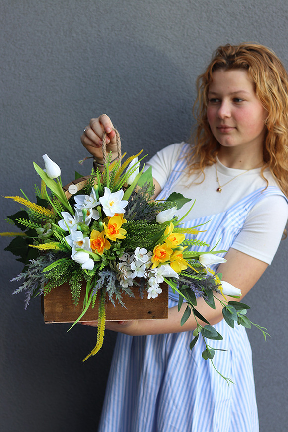 Kellasa, wiosenna kompozycja nagrobna w skrzynce