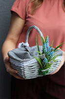 Szafirki, dekorowany koszyczek wielkanocny