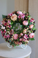 Leoreta Bedra, różowy wianek z jagodami