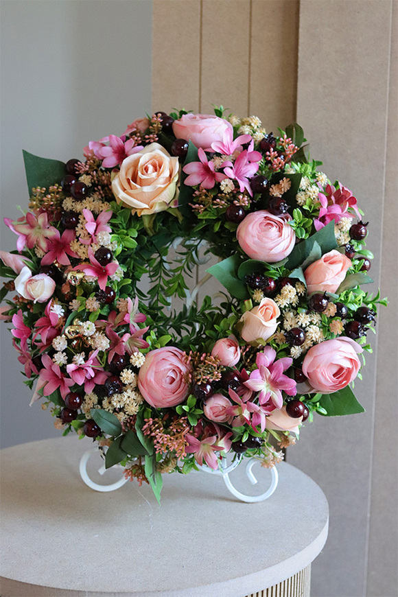 Leoreta Bedra, różowy wianek z jagodami