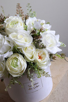 Bolonia Cellasa, biały flowerbox z różami