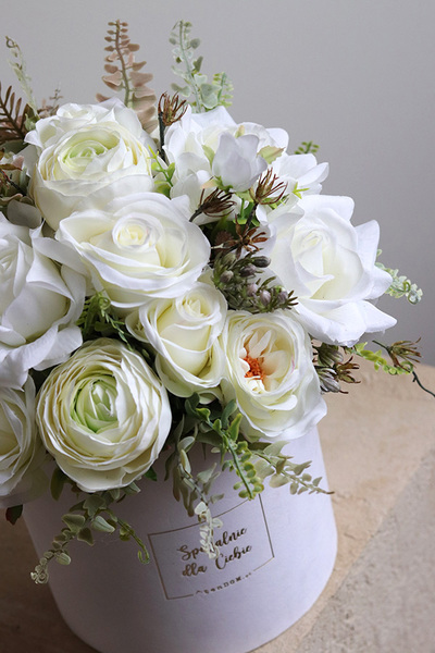 Bolonia Cellasa, biały flowerbox z różami