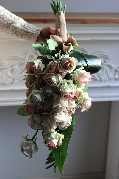 Mortario Roses, nowoczesny bukiet nagrobny do położenia, wys.75cm