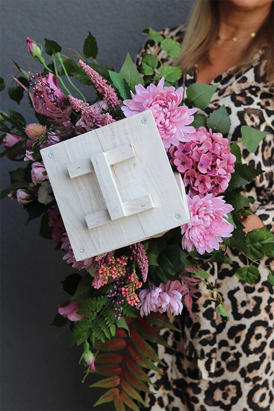 Angelo Floresa Różowa, kompozycja nagrobna w lampionie