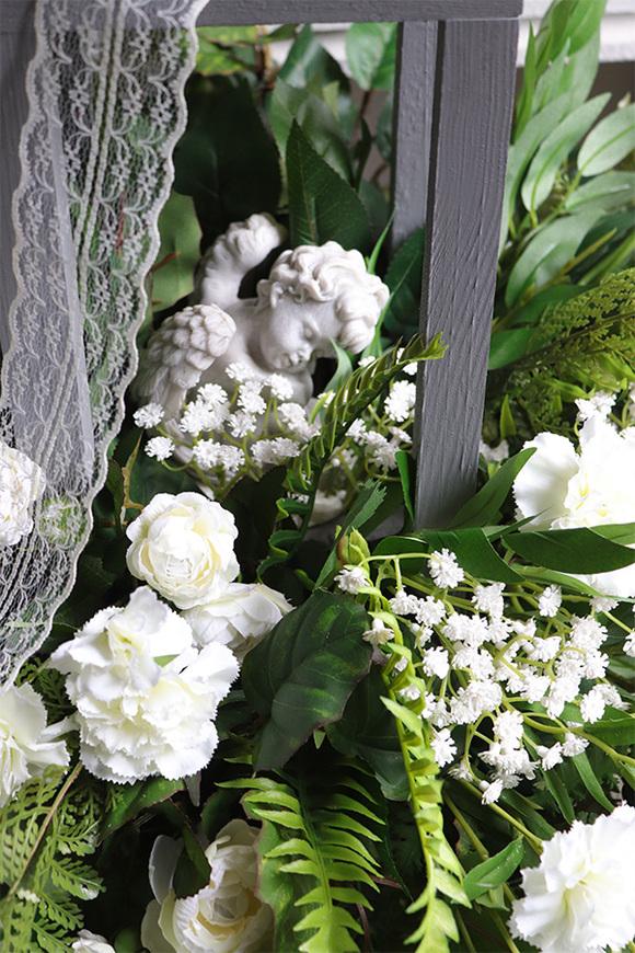 Angelo Garden Wood Bielia, kompozycja nagrobna z aniołem w lampionie