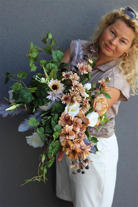 Beige Renato bukiet nagrobny we wkładzie