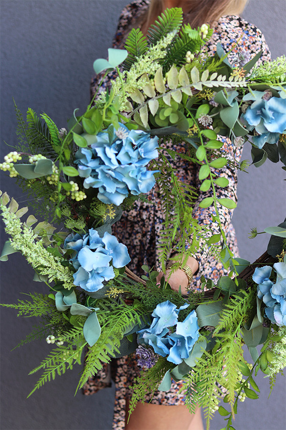 Hortensja Blue Redia, wianek ozdobny z niebieskimi kwiatami